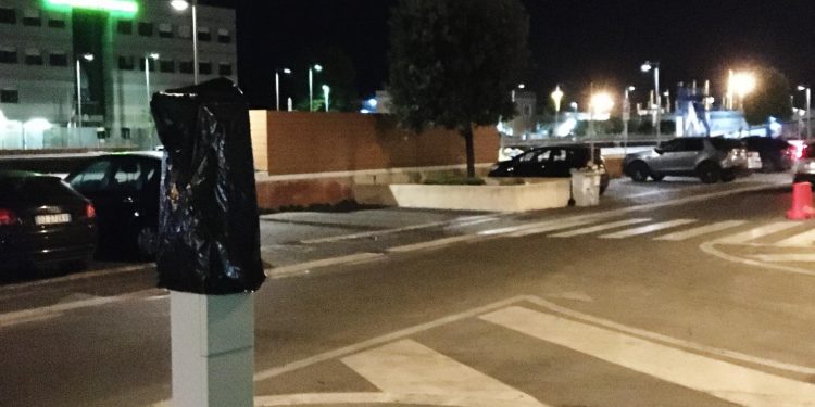 Fiumicino: coperti con sacchi della spazzatura i parchimetri di via di Torre Clementina 1