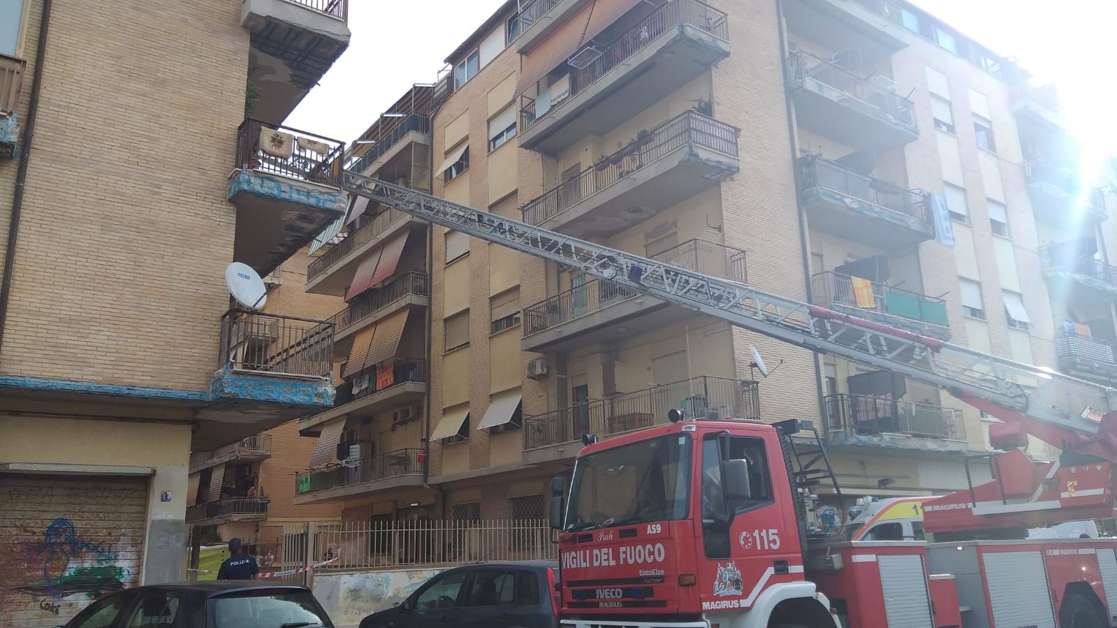 Ostia: barricato dentro casa con gas aperto