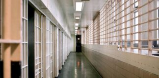 Spedizione punitiva contro detenuto: calci e pugni durante l’ora d’aria a Rebibbia