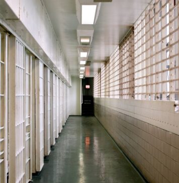 Spedizione punitiva contro detenuto: calci e pugni durante l’ora d’aria a Rebibbia
