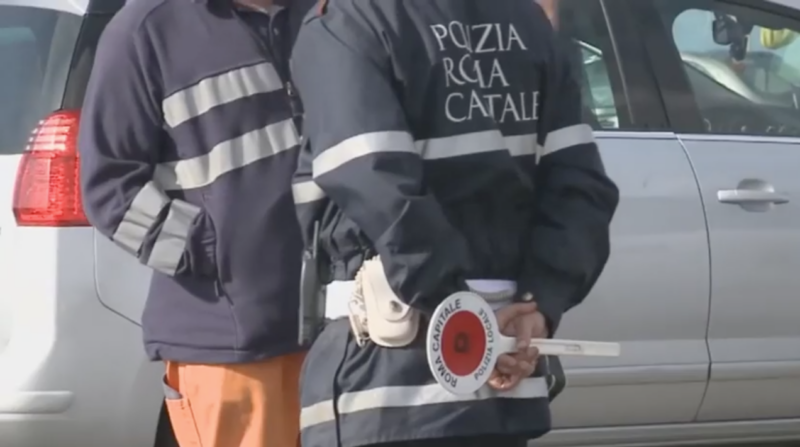 Roma, passava con il rosso sulla Colombo con targa deteriorata: la multa deviata su altri utenti della strada