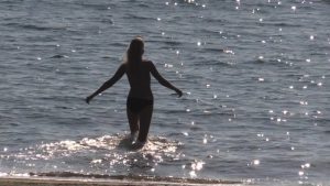 E’ novembre, scoppia la Primavera: bagni e tintarella sulle spiagge (VIDEO) 1