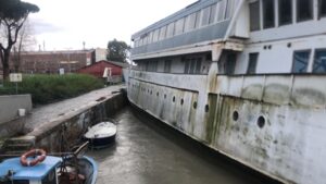 Fiumicino, imbarcazione contro il Ponte 2 Giugno (VIDEO) 2