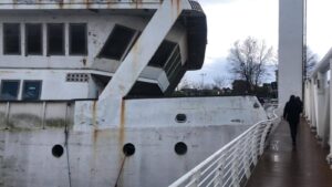 Fiumicino, imbarcazione contro il Ponte 2 Giugno (VIDEO) 1