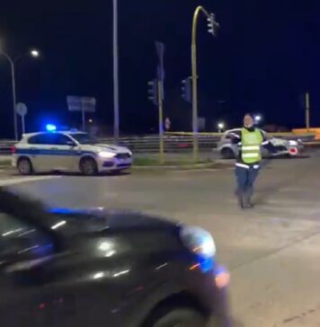 Semaforo guasto e agenti di Polizia stradale costretti a presidiare l'incrocio
