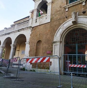 Le transenne davanti l'ingresso monumentale del Palazzo del Governatorato