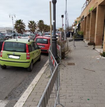 marciapiedi del lungomare transennato