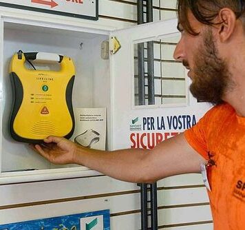 Arrivano i defibrillatori sulle spiagge libere di Ostia