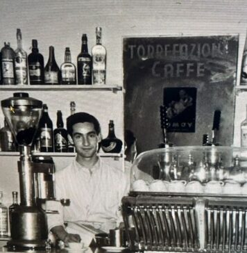 Raffaele Evangelista nel suo bar