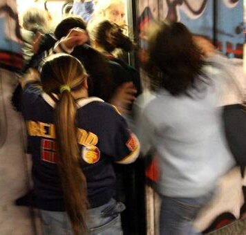 Roma, borseggiatori in azione sulla metro: turisti presi d’assalto