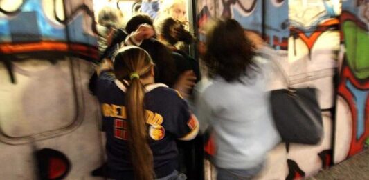 Roma, borseggiatori in azione sulla metro: turisti presi d’assalto