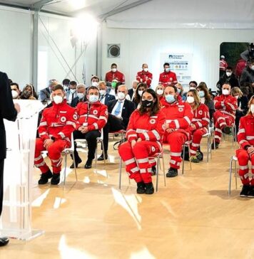Mario Draghi incontra i vaccinatori di Fiumicino