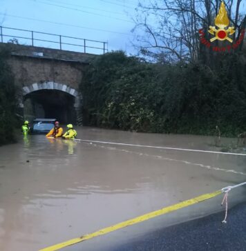 auto sommersa dall'acqua