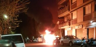 un'auto a fuoco in via delle Gondole