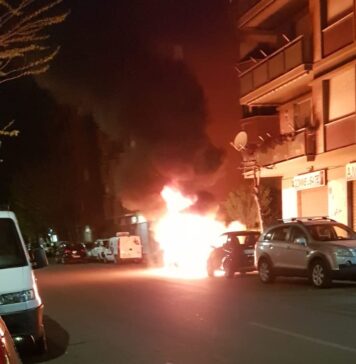 un'auto a fuoco in via delle Gondole