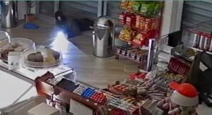 Allarme ladri a Ostia: furto nella notte in un bar del centro (VIDEO) 1