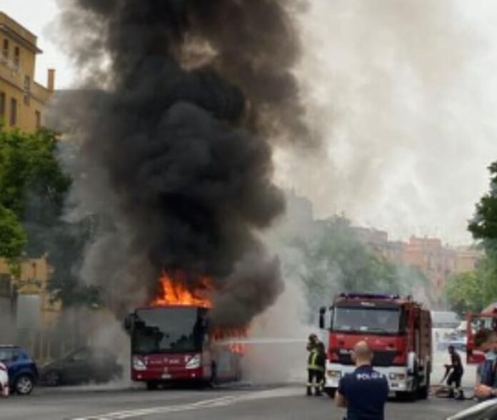 bus atac in fiamme roma