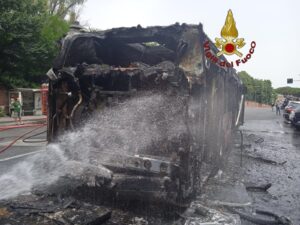Roma, ancora un bus in fiamme: salvi i passeggeri 1
