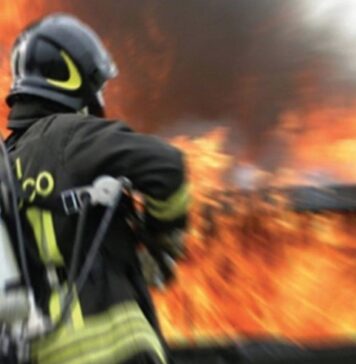 incendio fuoco auto