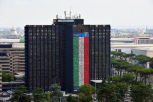 Poste Italiane tifa gli Azzurri: tutti i numeri della maxi-bandiera dell'Eur 1