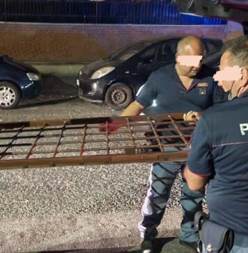 la grata smurata dagli agenti