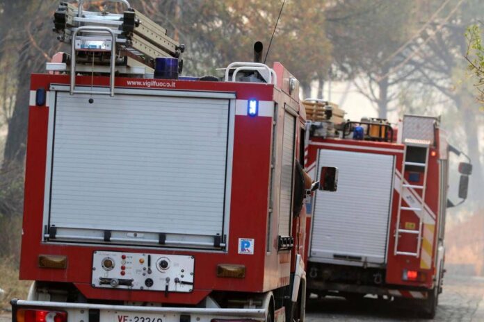 Nube tossica dopo incendio a Caivano, sospese attività nella zona Asi: “Obbligo di mascherina”