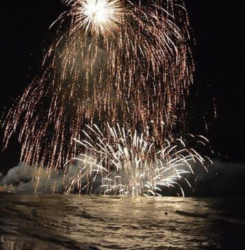 FUOCHI D'ARTIFICIO SUL MARE