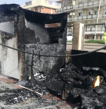 incendio ostia spiaggia ocra bagno chimico