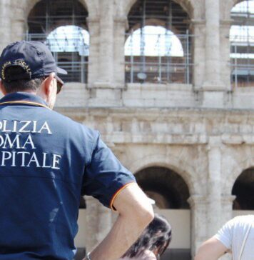 assembramenti colosseo vigili aggrediti