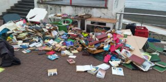 vandali al banchetto di libri