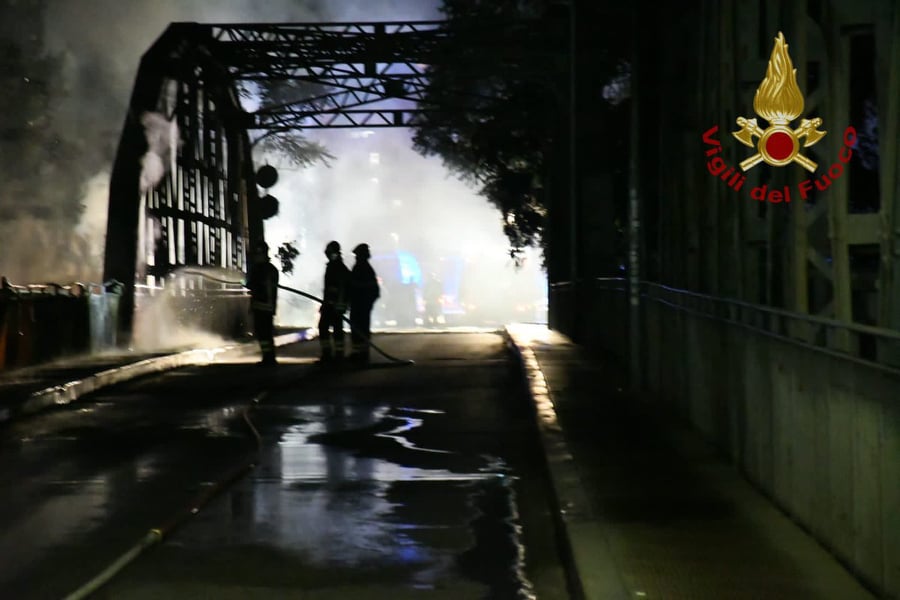 Roma, incendio al Ponte di ferro: rischio crollo, strada chiusa e blackout (VIDEO) 2
