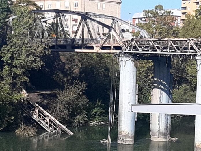 ponte di ferro dopo l'incendio