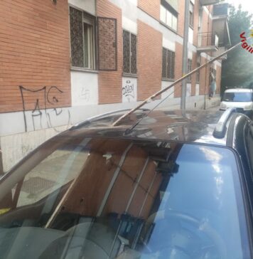 primavalle vigili del fuoco tetto auto bucato