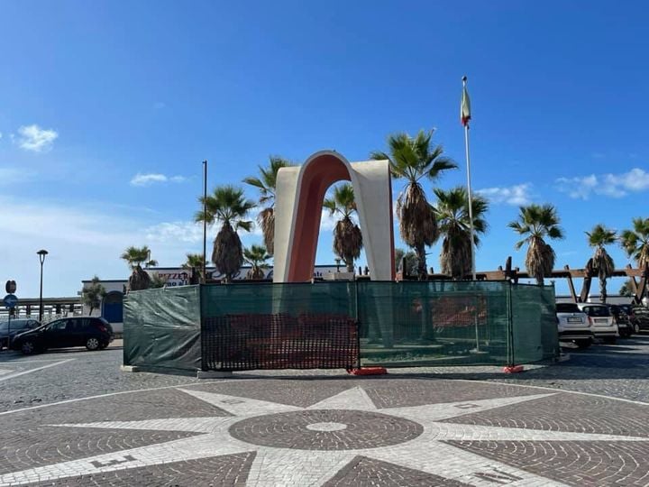 Palazzetto dello sport gremito di studenti di Ladispoli per l