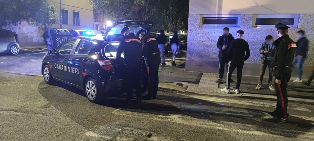 Roma: armato di coltello si accanisce contro l'auto di una donna 1