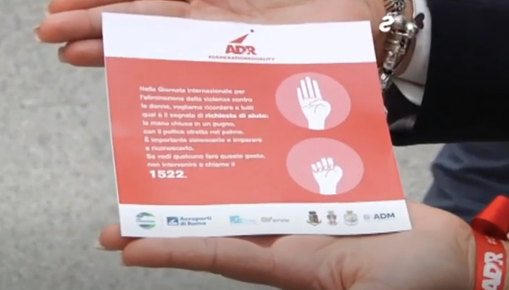 Fiumicino: in aeroporto lacci rossi contro la violenza sulle donne (VIDEO) 2