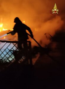 Distrutto da un incendio il Mecs Village di Capocotta 2