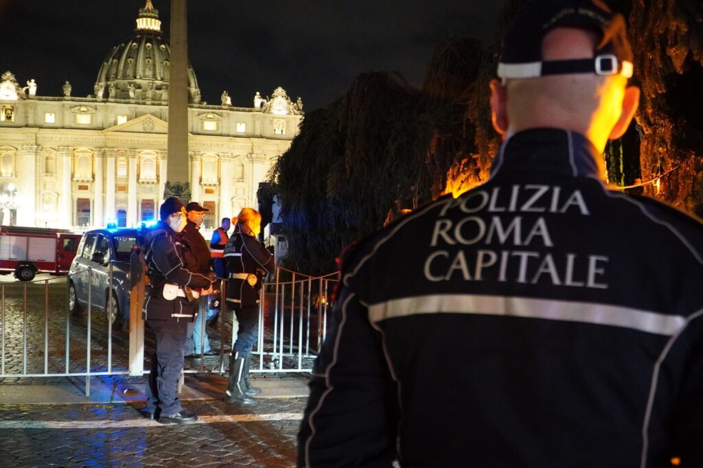 Piazza San Pietro: è arrivato sotto scorta l'albero di Natale della Capitale (VIDEO) 1