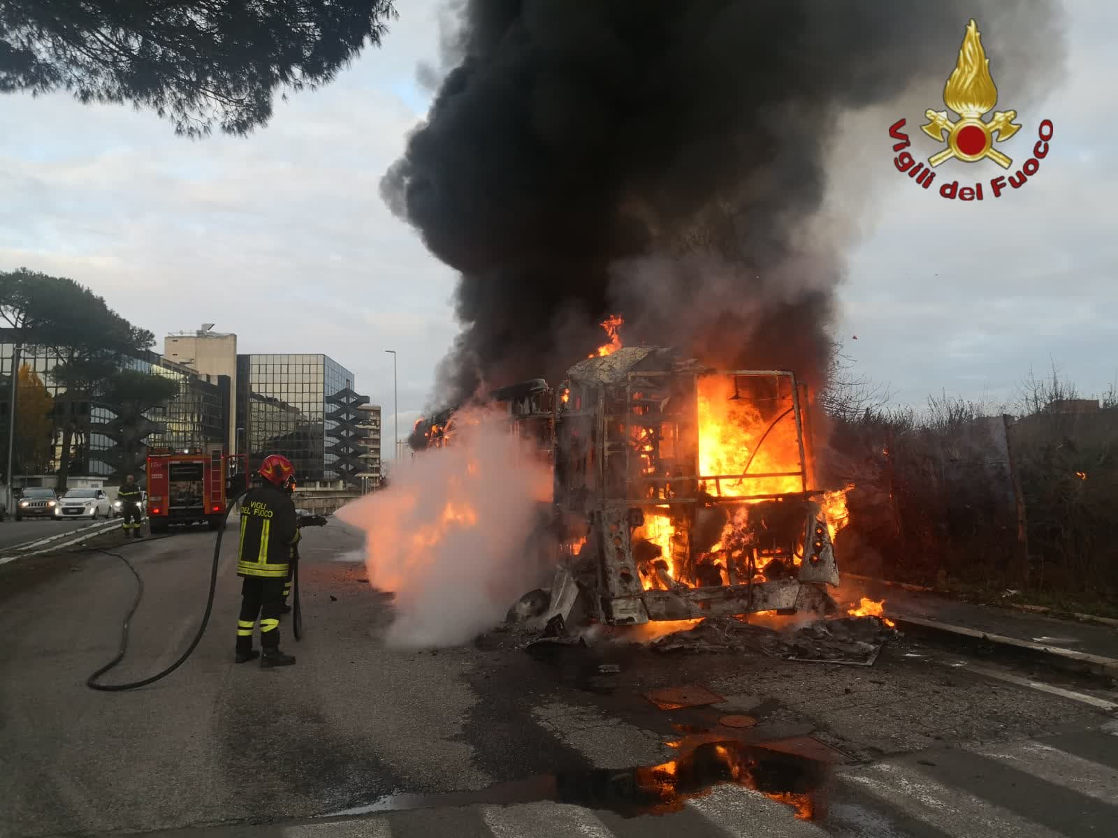 Roma, autobus completamente distrutto in un incendio: nessun ferito 1