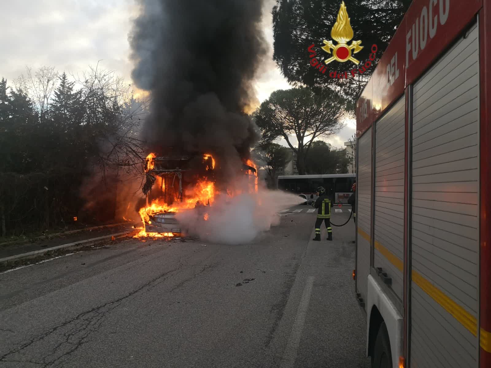 Roma, autobus completamente distrutto in un incendio: nessun ferito 2
