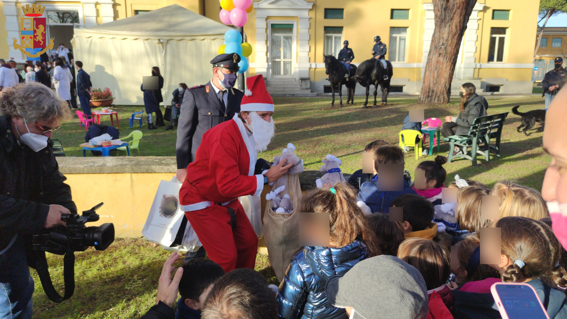 Roma, al Vax Day la polizia di stato distribuisce doni ai pù piccoli (VIDEO) 1