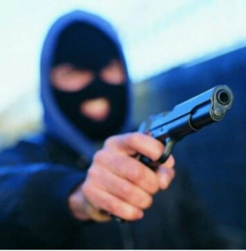 ROMA-IMPRENDITORE-RAPINA-MANO-ARMATA-