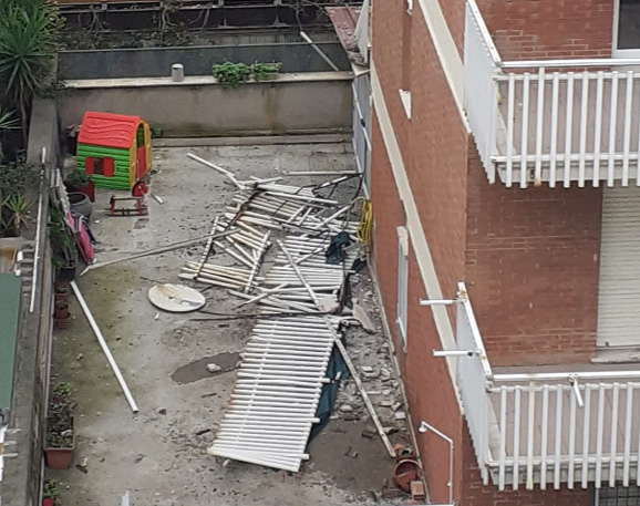A Nuova Ostia case ex Armellini in abbandono. E crollano le ringhiere dai balconi (VIDEO) 1