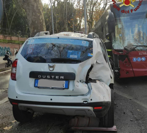 Roma, scontro tra bus Atac e un taxi: conducente estratto dai Vigili del Fuoco 1