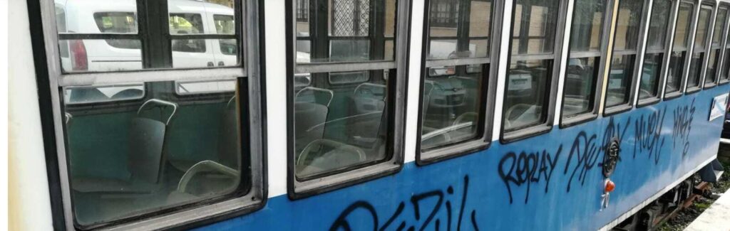 Roma, profanato dai vandali il "tram del cinema" 1