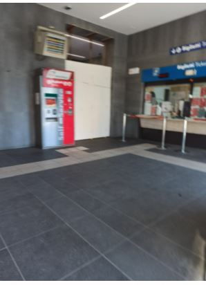 Ladispoli, murato l'ingresso della sala d'aspetto della stazione: era rifugio per i senzatetto 2