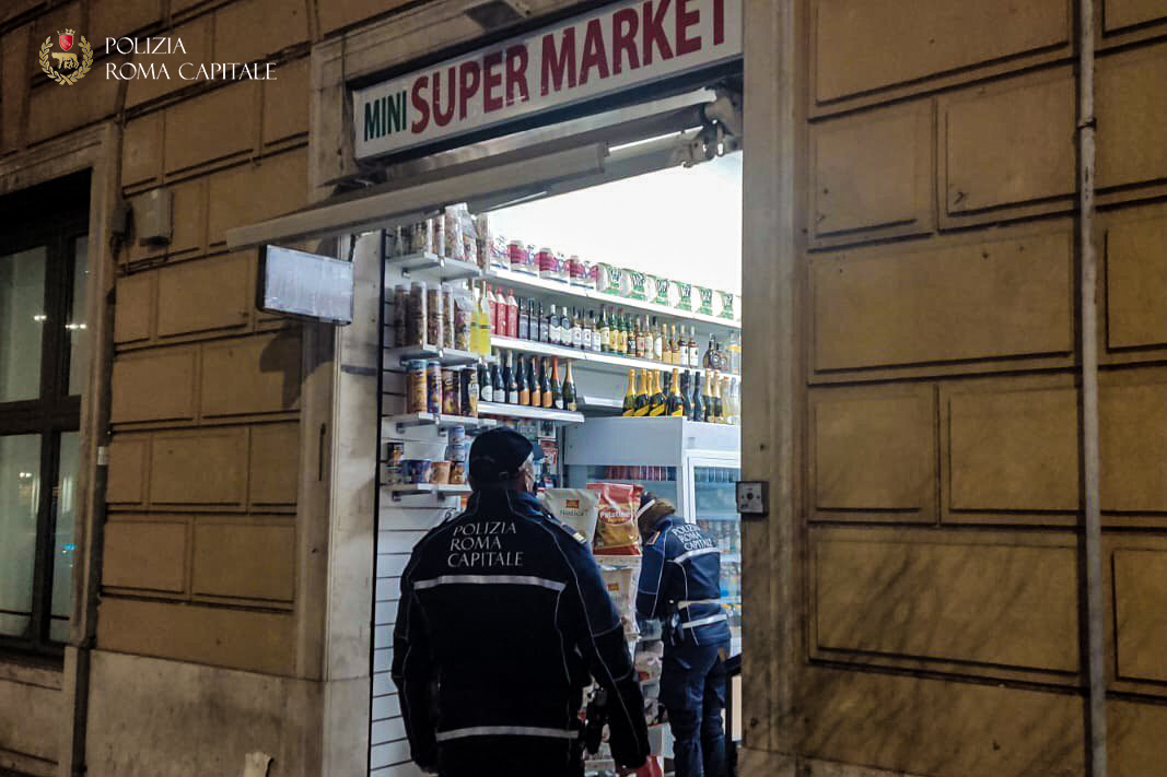 Roma, minimarket chiusi dalle 22,00: 16 multe nella prima sera 3