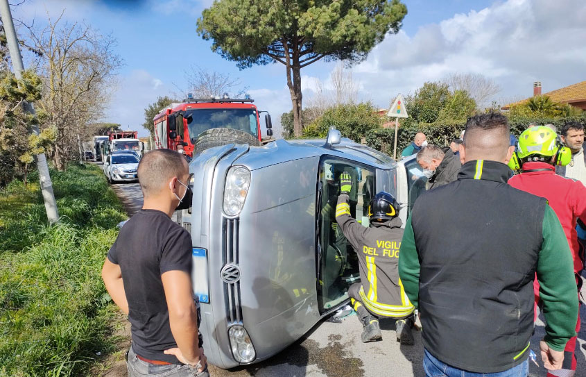 Maccarese, auto si ribalta a Viale di Porto: grave l'anziano conducente (VIDEO) 2