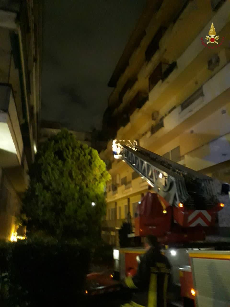 Roma, incendio distrugge completamente appartamento: salvate due persone 1