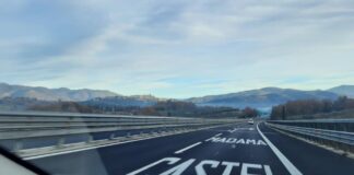 A24, traffico bloccato per veicolo in fiamme